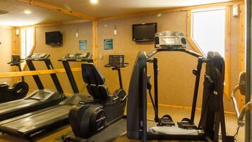 Una palestra con tapis roulant, ellittiche e cyclette.