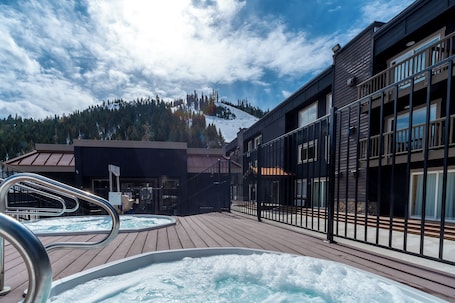 Bañera de hidromasaje exterior. Red Wolf Lodge at Olympic Valley