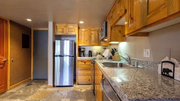 Phòng Suite, 1 phòng ngủ, không hút thuốc | Bếp riêng | Tủ lạnh, lò vi sóng, bếp nấu, máy rửa bát