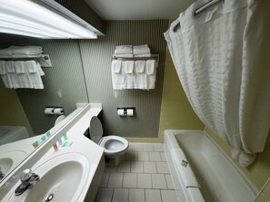 Combined shower/bathtub, free toiletries, hair dryer, towels - Barclay Hotel Atlanta Downtown (Atlanta)