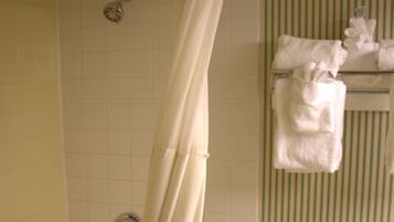 وحدات دش مع أحواض استحمام، مستلزمات مجانية للعناية الشخصية، مجففات شعر