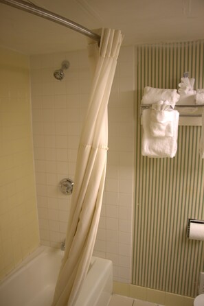 Ensemble douche/baignoire, articles de toilette gratuits, sĂšche-cheveux