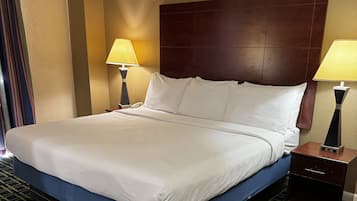 Standaard kamer, 1 kingsize bed, niet-roken | Een bureau, een laptopwerkplek, een strijkplank/strijkijzer, gratis wifi