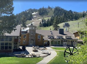 BBQ/picnic Area - Palisades Tahoe Lodge (Olympic Valley)