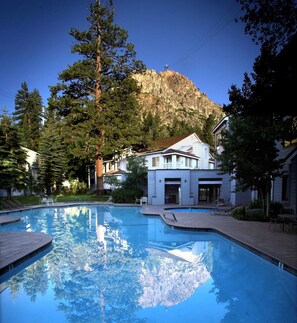 Outdoor pool, pool loungers - Palisades Tahoe Lodge (Olympic Valley)