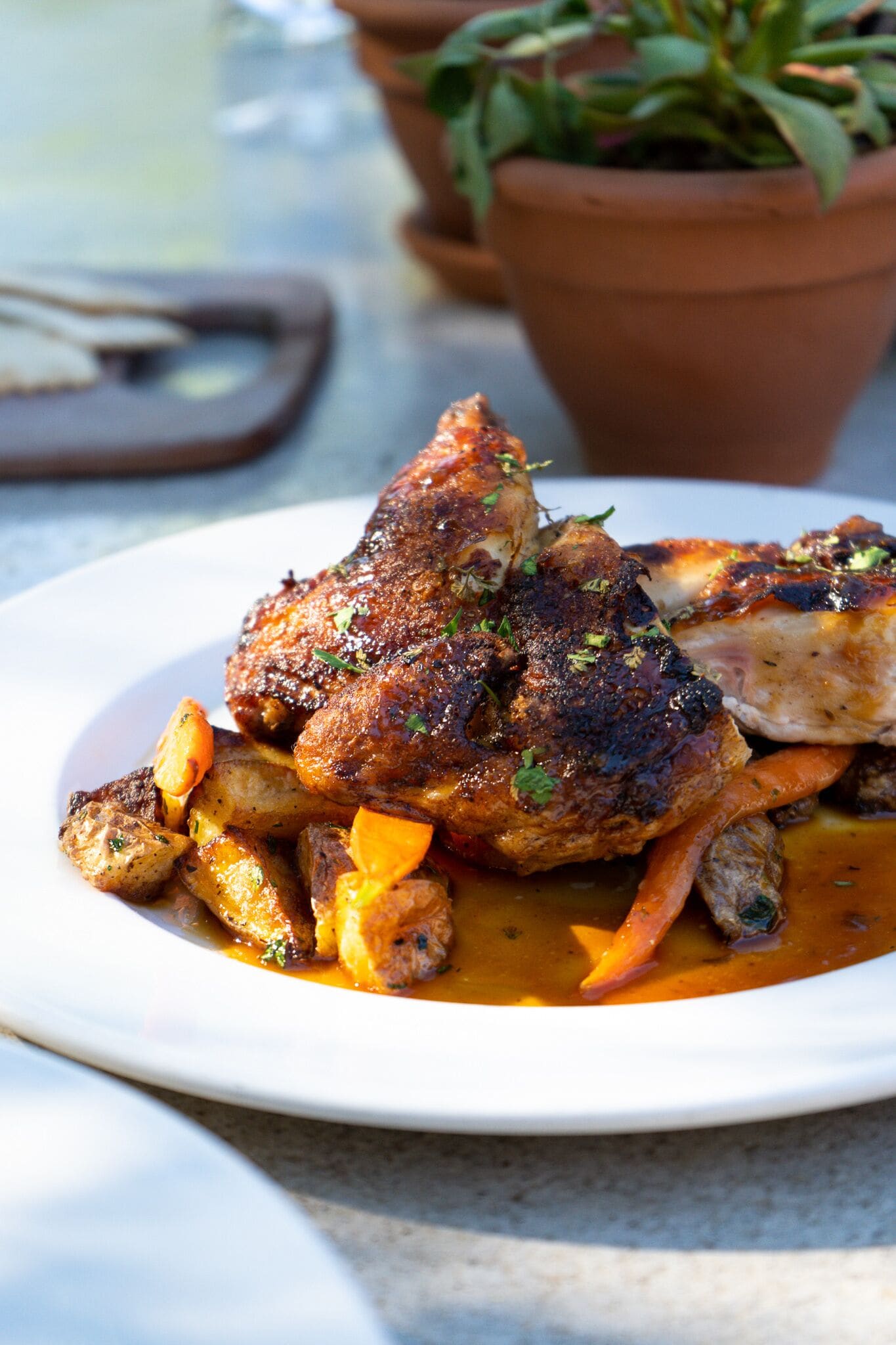 Un plato de pollo asado con vegetales.