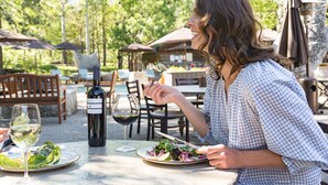Comedor al aire libre con mesas, sillas y sombrillas.