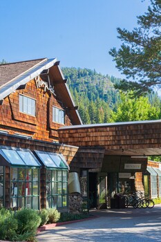 Hotel exterior and entrance at PlumpJack Inn