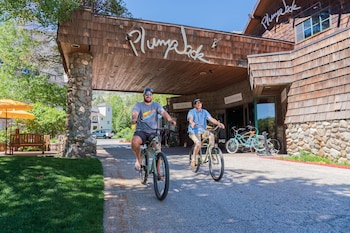 Hotel exterior and entrance at PlumpJack Inn