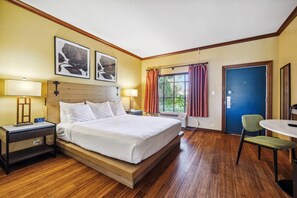 Quarto, 1 cama King, para não fumantes | Roupas de cama premium, camas com colchões pillow-top, escrivaninha