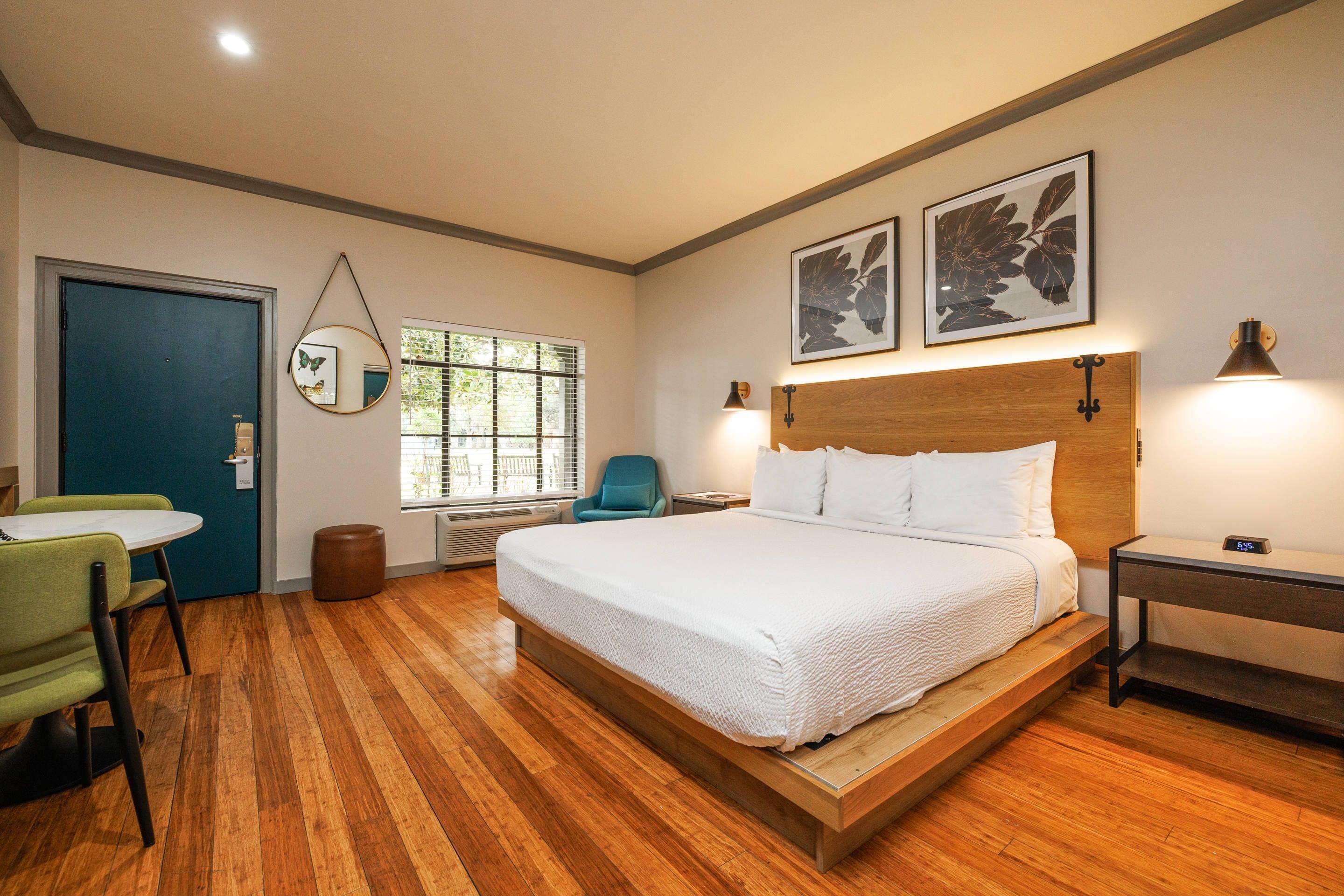 Ropa de cama de alta calidad, camas con pillow-top y escritorio 