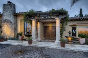 Property entrance - Inn Marin and Suites, an Ascend Collection Hotel (Novato)