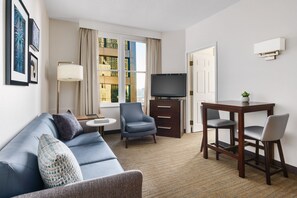 Suite, 1 Bedroom | Hypo-allergenic bedding, iron/ironing board, free cribs/infant beds