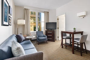 Suite, 1 Bedroom | Hypo-allergenic bedding, iron/ironing board, free cribs/infant beds