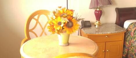 Standard Room, 1 King Bed, Non Smoking | Premium bedding, free WiFi, alarm clocks