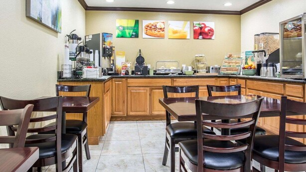 A breakfast bar with seating, a coffee machine, and a fruit display. - Quality Inn San Diego I-5 Naval Base (San Diego)