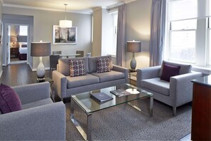 Two Bedroom Apartment with Kitchen | Hypo-allergenic bedding, down comforters, desk, laptop workspace