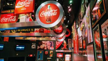 Restaurante com tema Coca-Cola, repleto de placas e decorações.