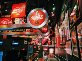 Un restaurante con temática de Coca-Cola, con varios carteles y adornos.