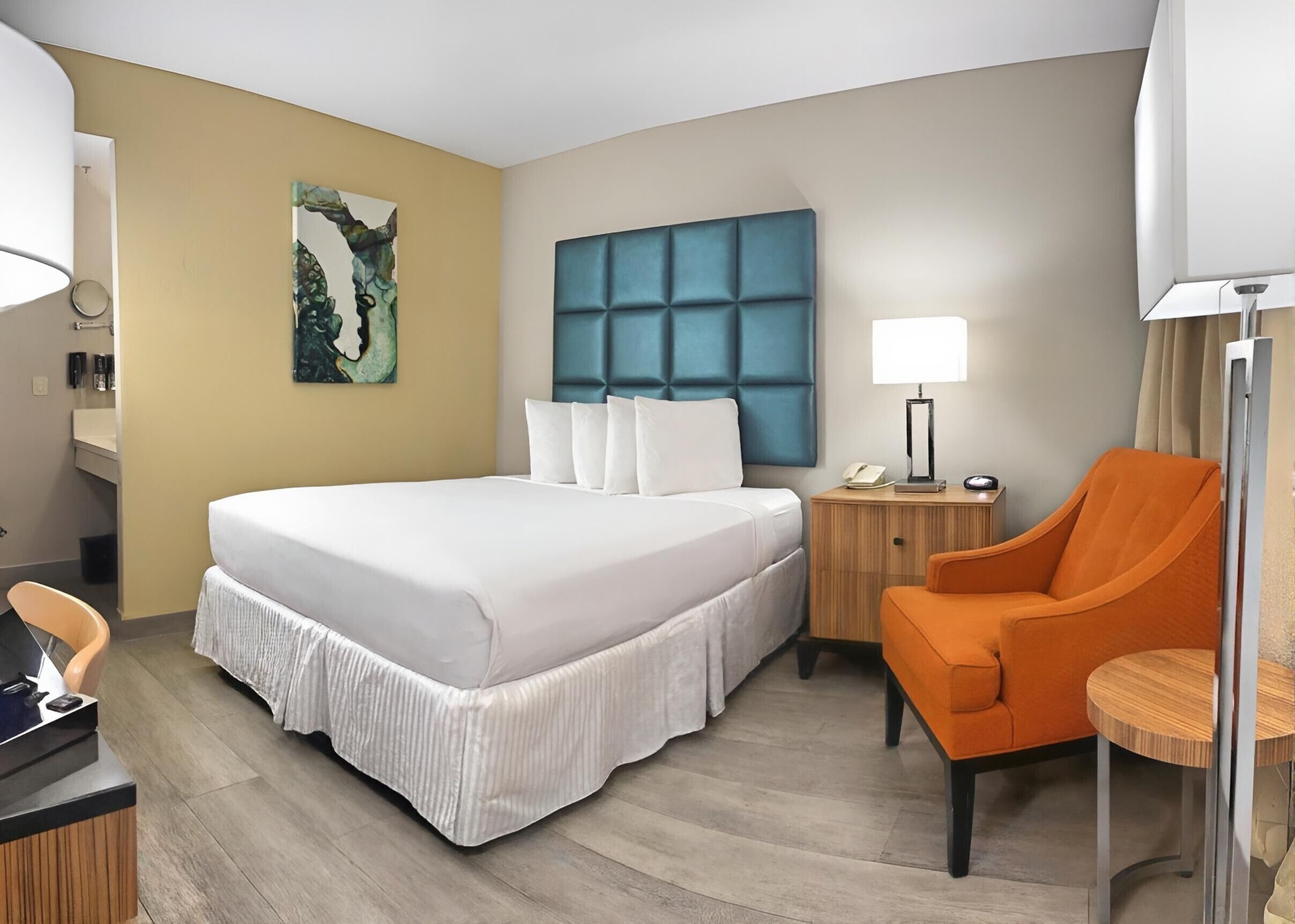 Room, 1 Queen Bed (Cozy) | Hypo-allergenic bedding, pillowtop beds, in-room safe, desk