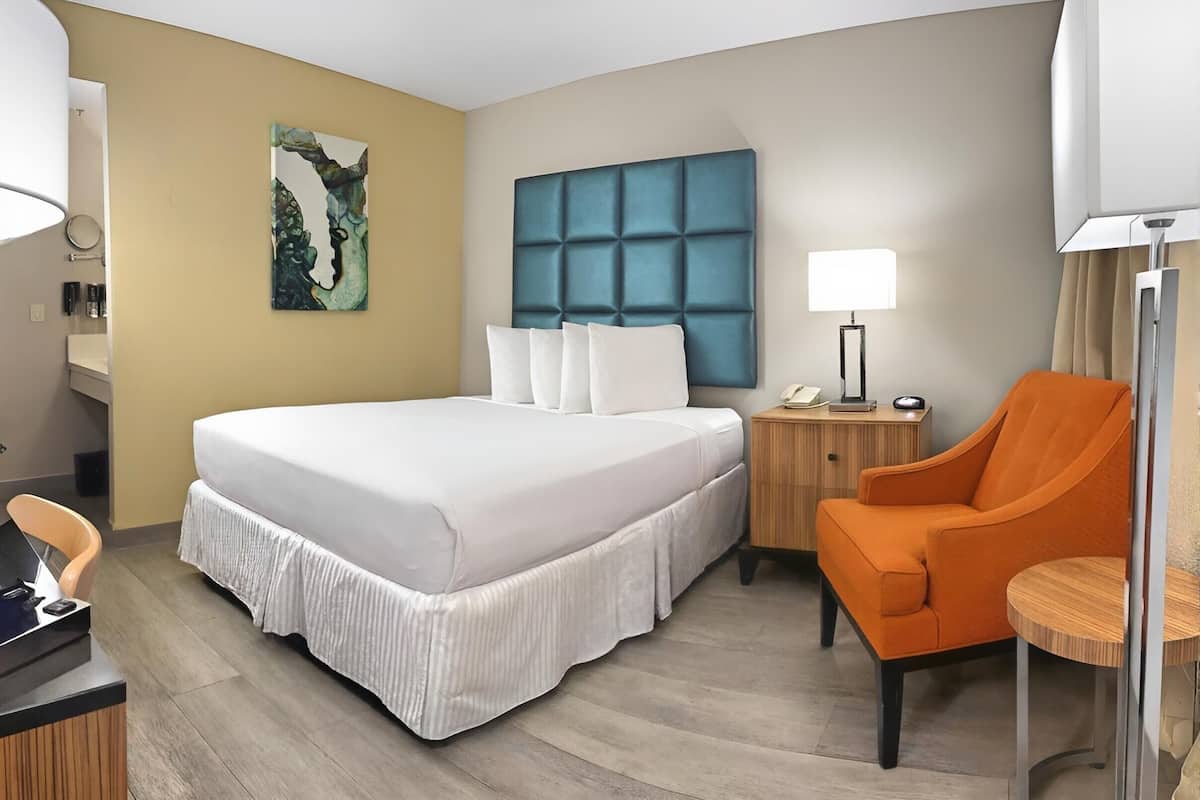 Room, 1 Queen Bed (Cozy) | Hypo-allergenic bedding, pillowtop beds, in-room safe, desk