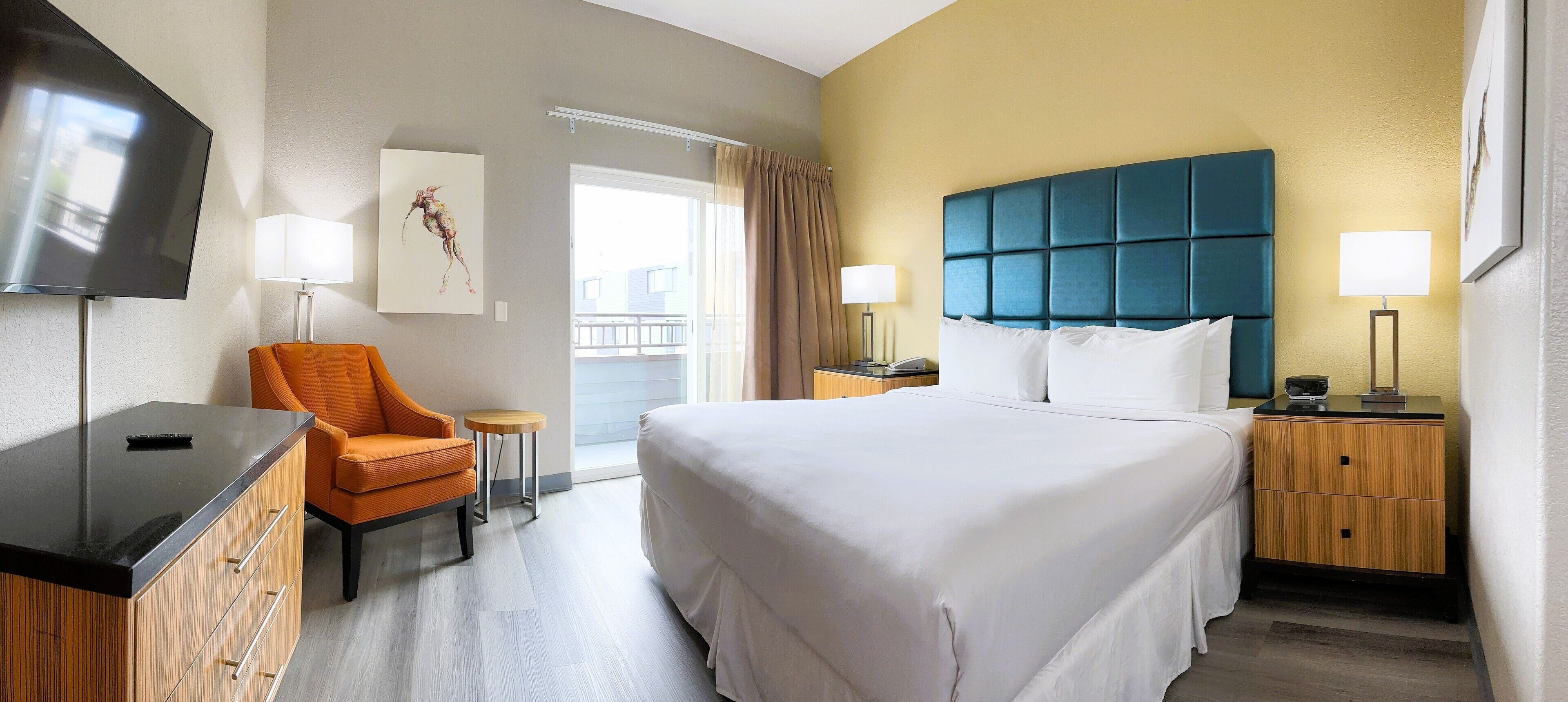 Deluxe Room, 1 King Bed, Balcony | Hypo-allergenic bedding, pillowtop beds, in-room safe, desk