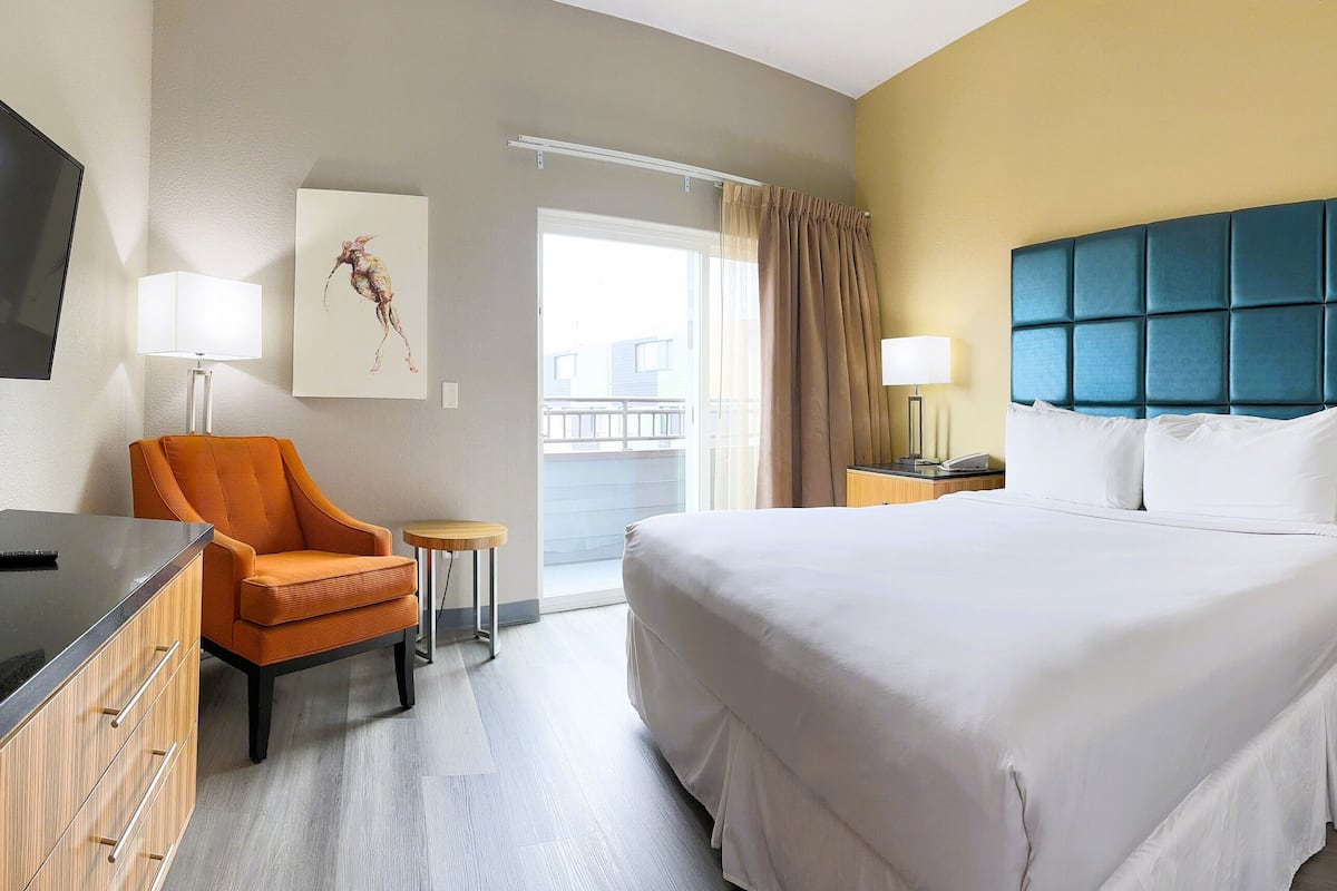 Deluxe Room, 1 King Bed, Balcony | Hypo-allergenic bedding, pillowtop beds, in-room safe, desk