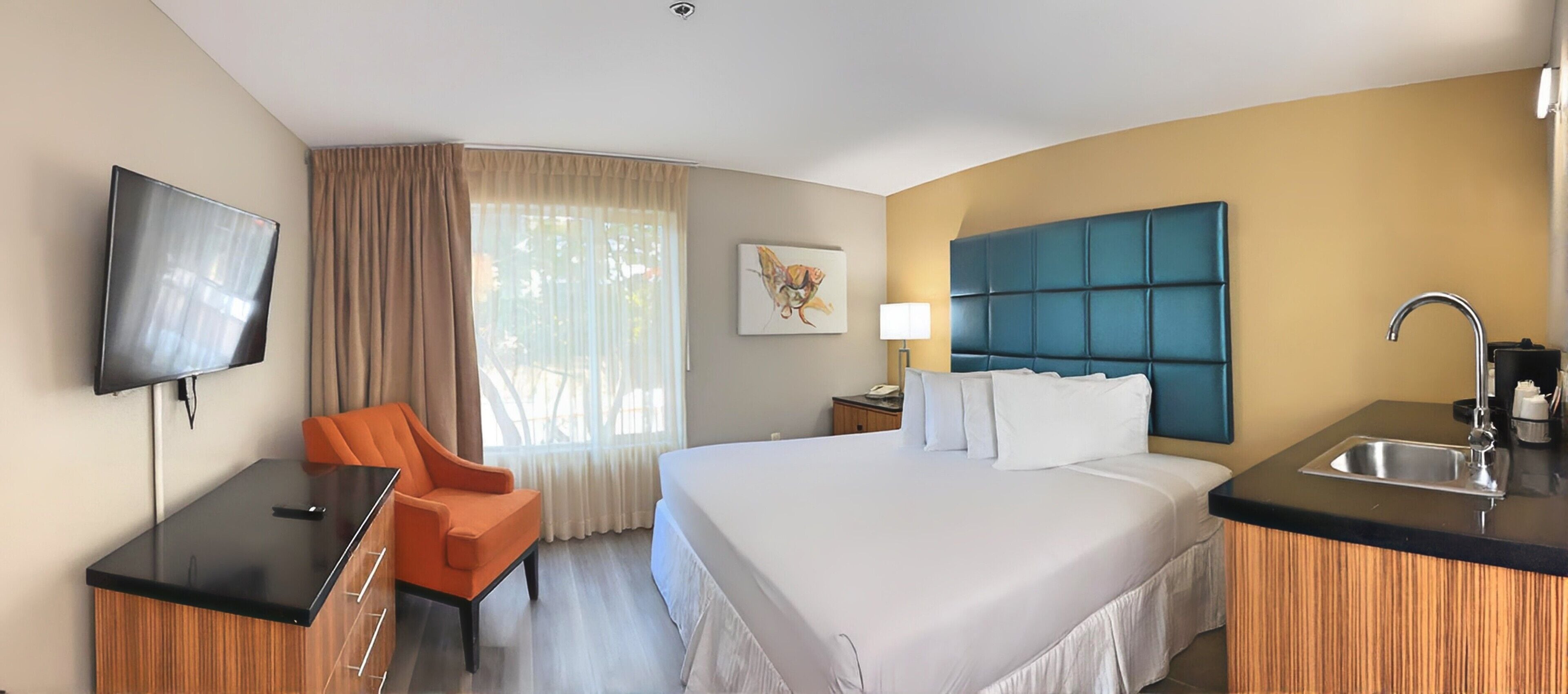 Classic Room, 1 King Bed (Wet Bar) | Hypo-allergenic bedding, pillowtop beds, in-room safe, desk