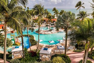 4 piscinas al aire libre, camas de piscina con cargo, sombrillas