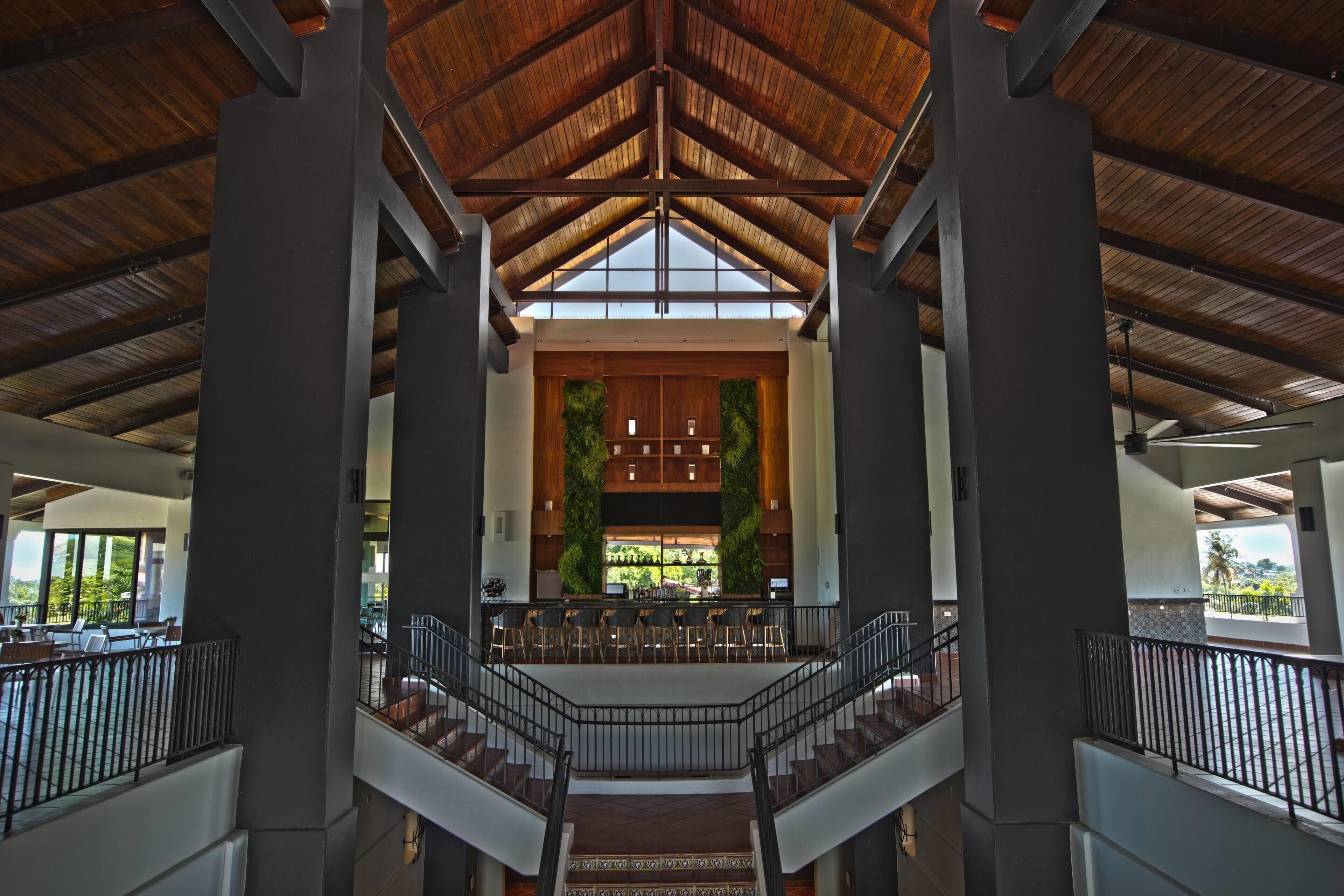 3 bares o lounges, 2 bares junto a la alberca, 2 bares en la playa 