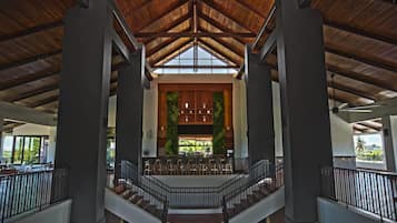 3 bares o lounges, 2 bares junto a la alberca, 2 bares en la playa