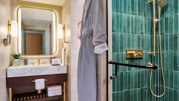 Badewanne, Designer-Toilettenartikel, Haartrockner, Handtücher