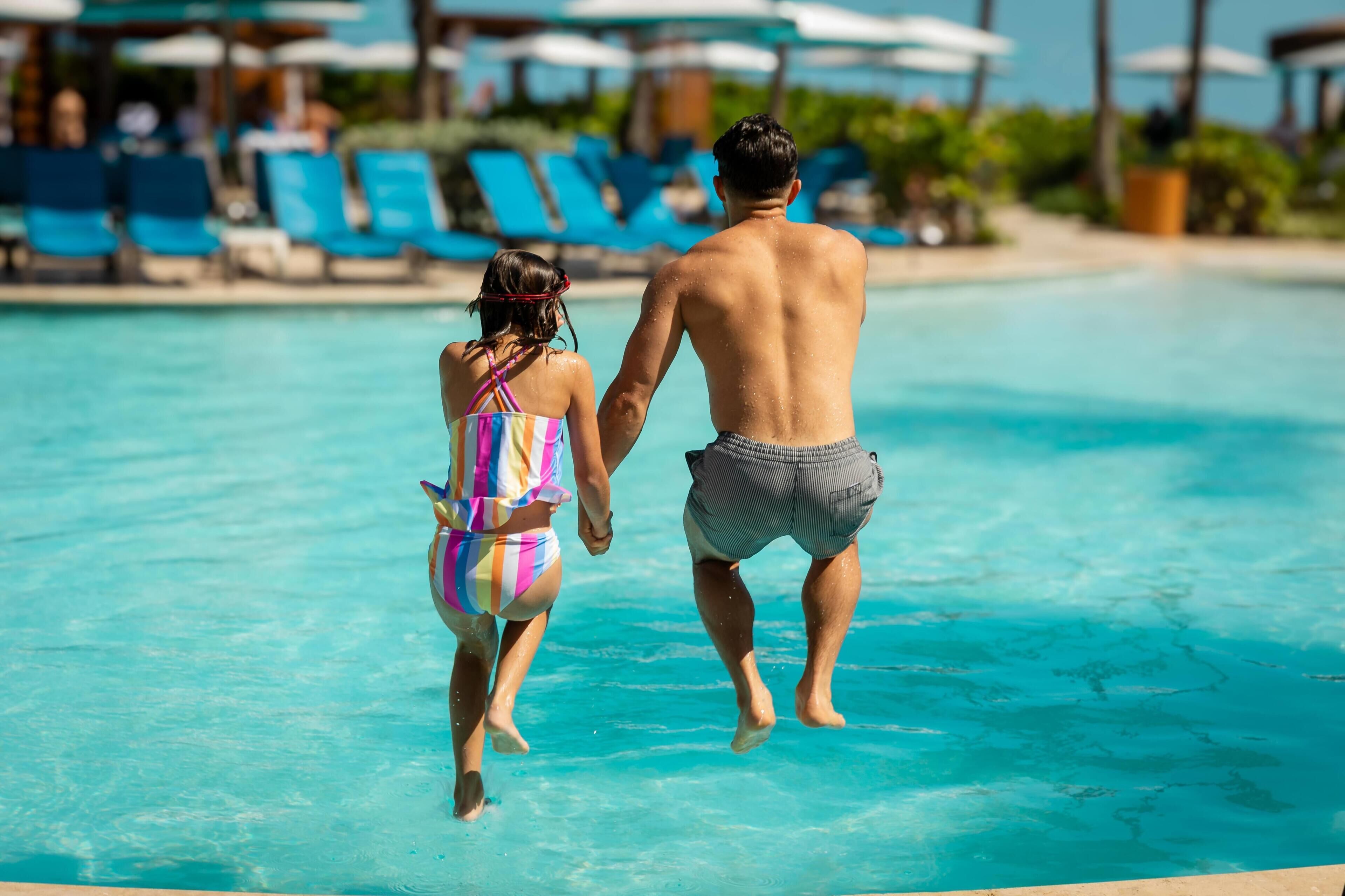5 piscinas externas, funciona das 8h às 22h, barracas, guarda-sóis