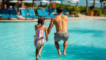 5 piscinas externas, funciona das 8h às 22h, barracas, guarda-sóis