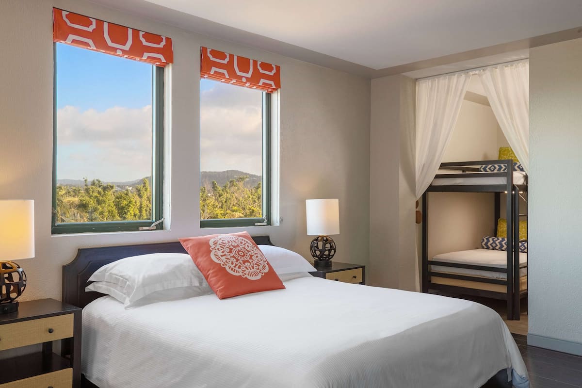 Suite (Discovery Suite) | Premium bedding, down duvets, pillow-top beds, in-room safe