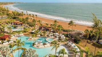 Na praia, areia branca, barracas de praia (sobretaxa), espreguiçadeiras