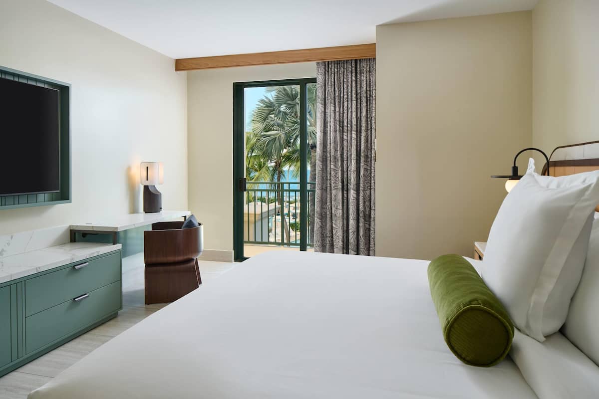 Suite (Discovery) | Premium bedding, down duvets, pillow-top beds, in-room safe