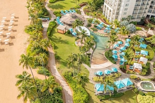 5 piscinas al aire libre, camas de piscina con cargo, sombrillas