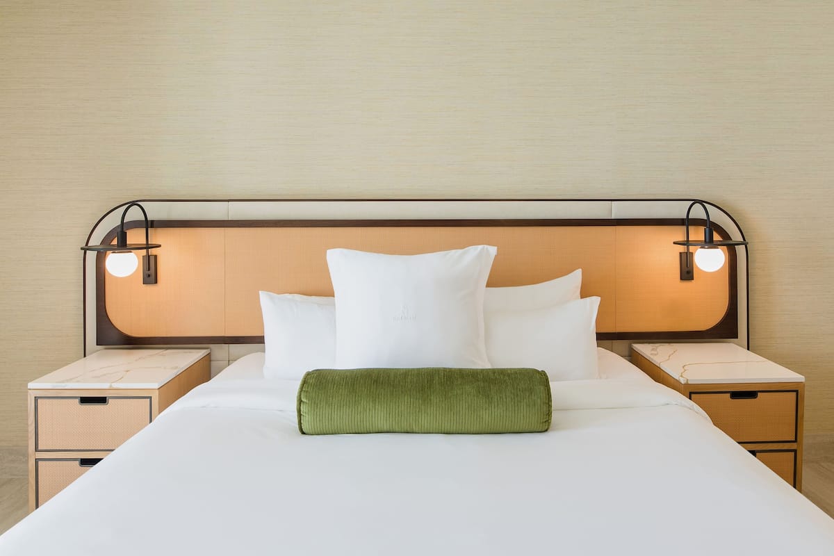 Literie de qualité, couette en duvet, lit avec matelas à plateau-coussin