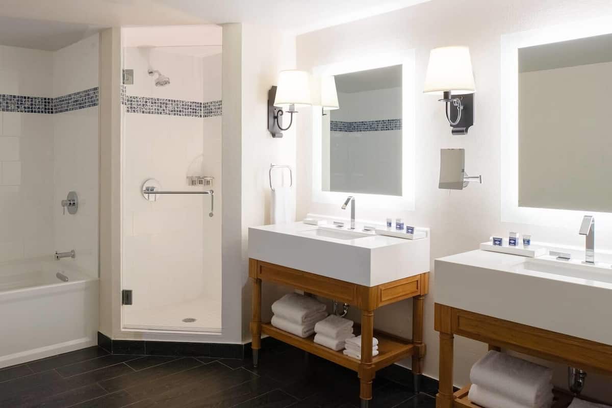 Suite, 1 Tempat Tidur King, pemandangan samudra (Atlantic) | Kamar mandi | Bathtub, perlengkapan mandi desainer, pengering rambut, dan handuk