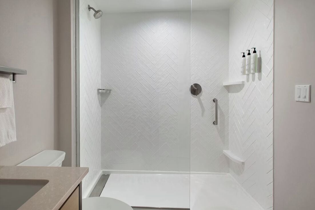 combined shower/bathtub, free toiletries, hair dryer, towels