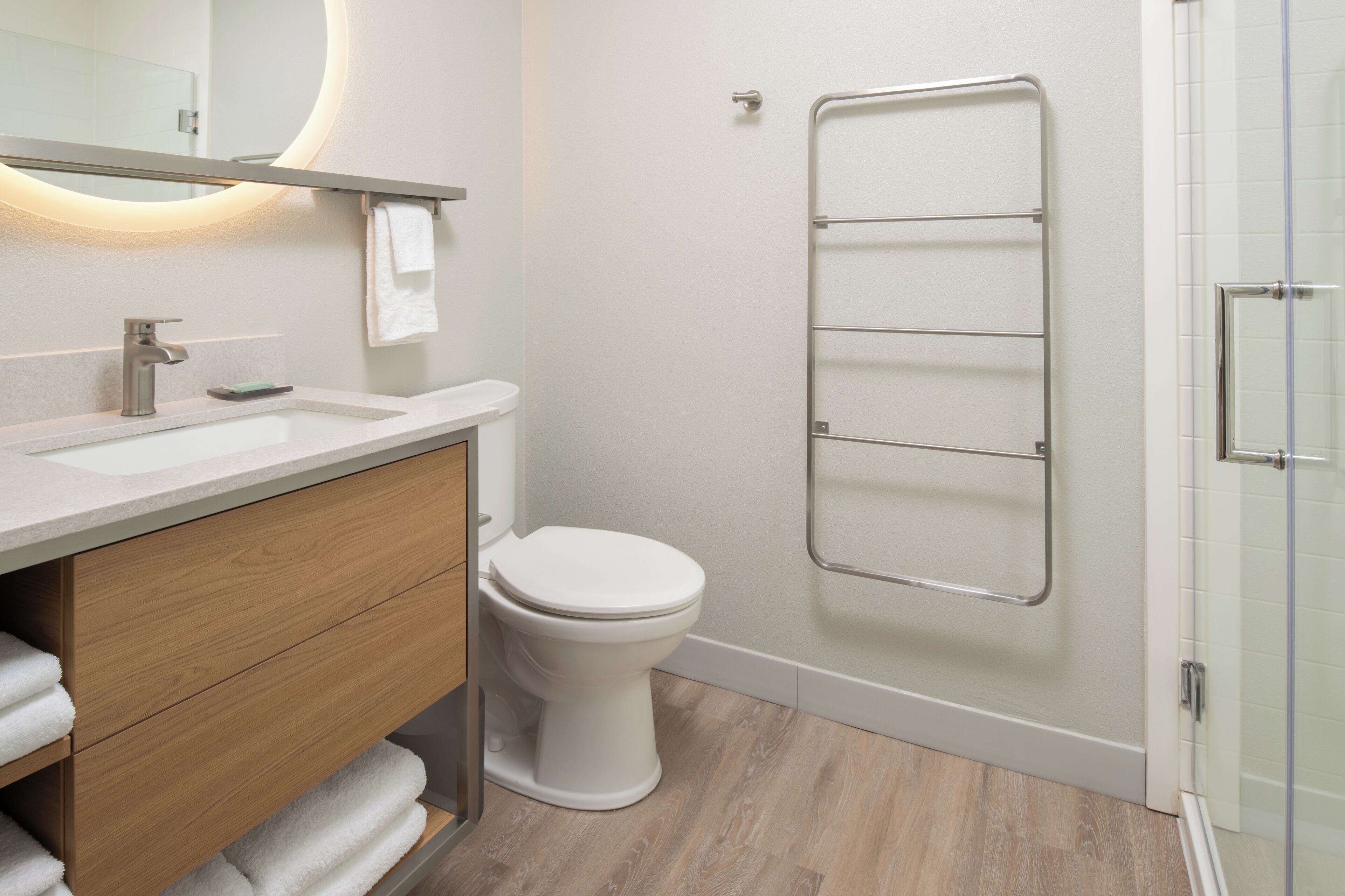 Kombinert dusj/badekar, toalettartikler (inkludert) og hårføner