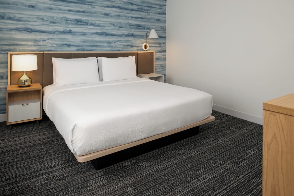 Suite, 1 soverom, utsikt mot innsjø (Mobility Accessible, Tub) | Skrivebord, skrivebord for bærbar PC og blendingsgardiner