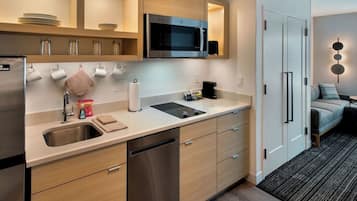 Habitación básica | Cocina privada | Refrigerador, microondas, lavavajillas y cafetera y tetera