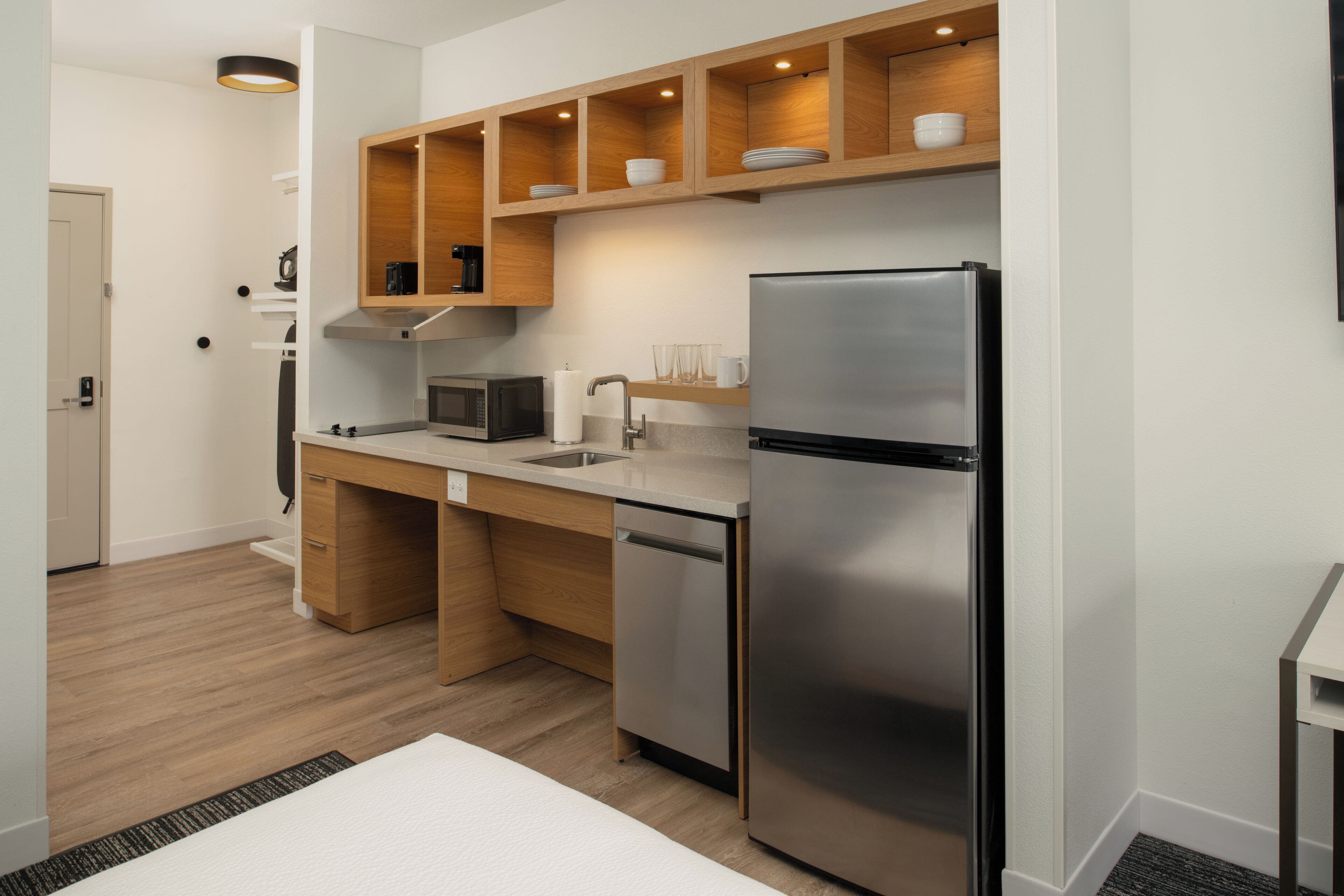 Standard Studio, 2 Queen Beds, Lake View (Mobility Accessible, Tub) | Private kitchen | Fridge, microwave, dishwasher, coffee/tea maker