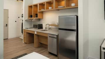 Standard Studio, 2 Queen Beds, Lake View | Private kitchen
