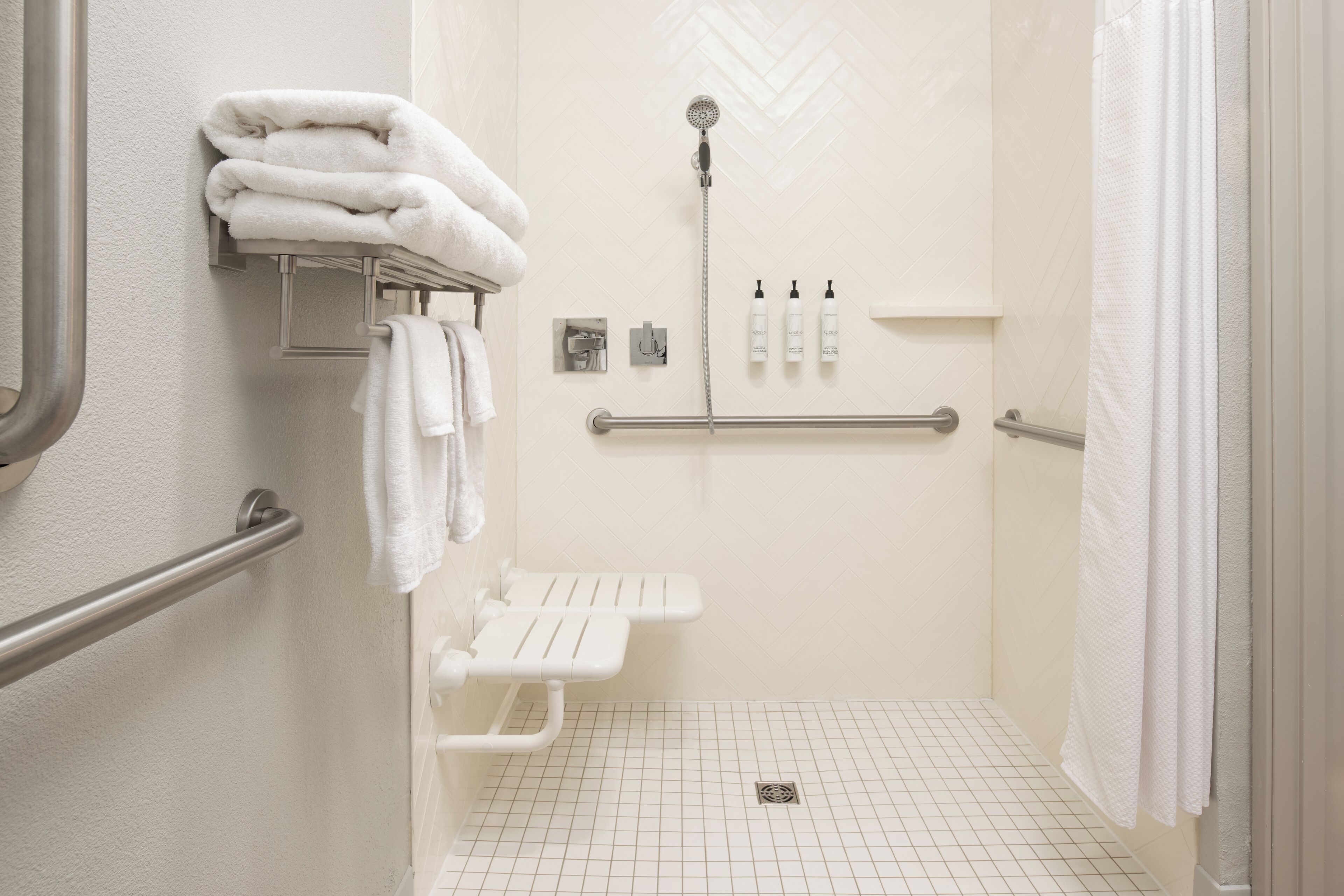 Kombinert dusj/badekar, toalettartikler (inkludert) og hårføner