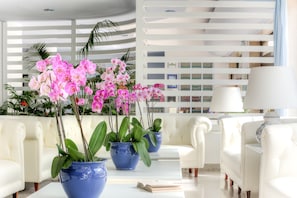 Lobby lounge