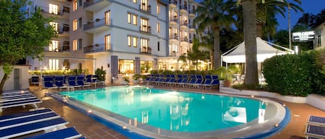 Seasonal outdoor pool, pool umbrellas, sun loungers