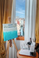 Suite Pizzinato | Minibar, in-room safe, desk, blackout drapes